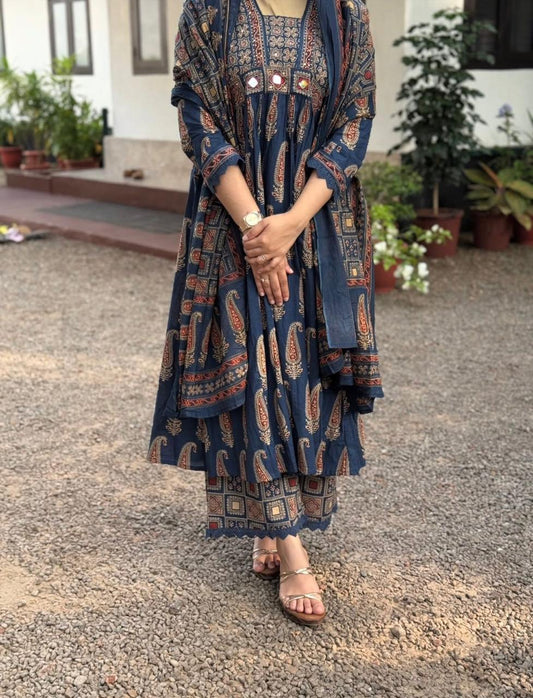 Women's V-Neck Blue Paisley Kurta and Wide-Leg Pants